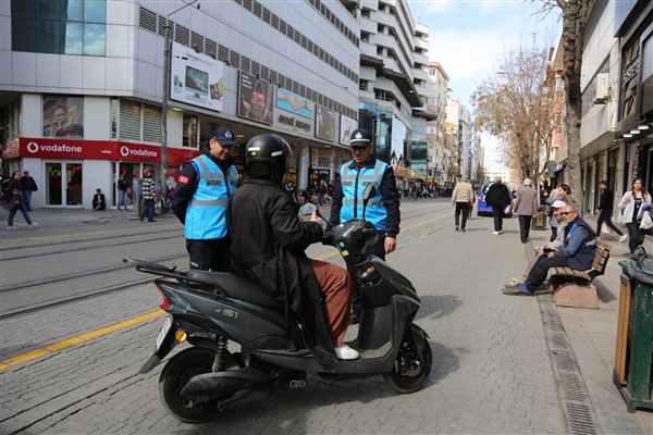 Eskişehir zabıta ekipleri, yaya yollarında denetimlerini sürdürüyor