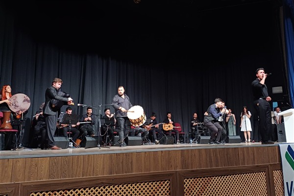 Fırat Üniversitesi'nde VETAKORT Müzik ve Halk Oyunları gösterisi sahnelendi<