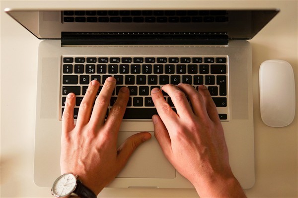 Büyük çaplı internet kesintisi, onlarca web sitesi, çevrimiçi oyun ve uygulamayı etkiledi<