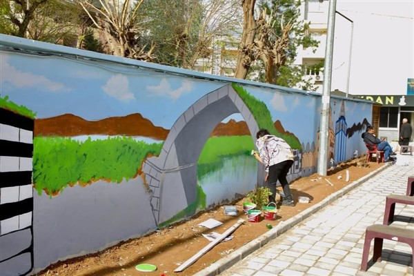 Cizre'de duvarlar tarihi sembollerle yenileniyor<