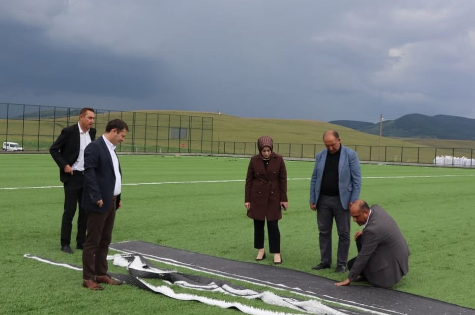 Ardahan’da sentetik futbol sahası projesi incelendi<