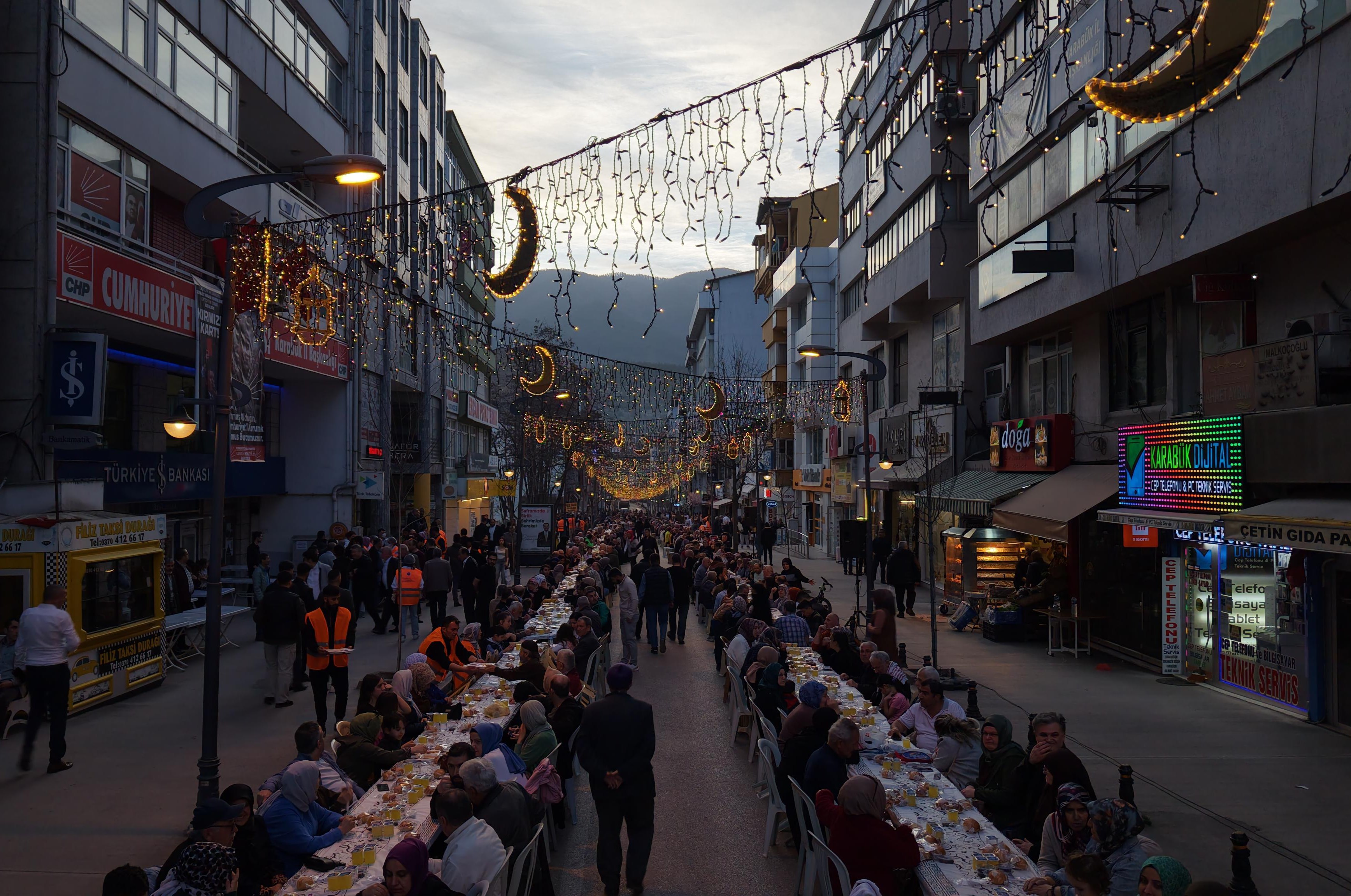 Karabük Belediyesi’nden 7 bin kişilik iftar 