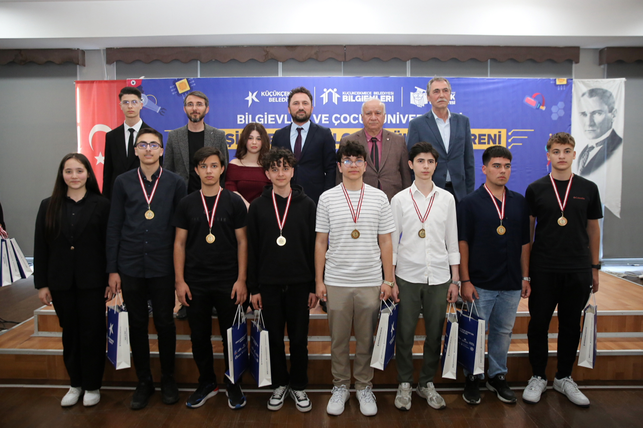 Küçükçekmece'de Bilişim ve Teknoloji Ödül Töreni düzenlendi<