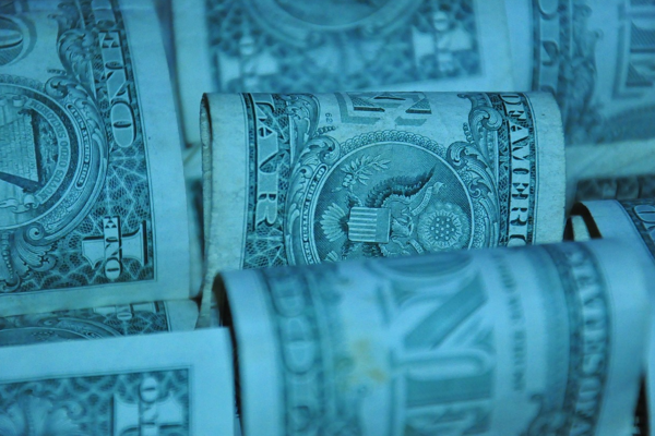 Dolar endeksi Fed beklentilerinde değişiklikle 97,5'te işlem gördü<