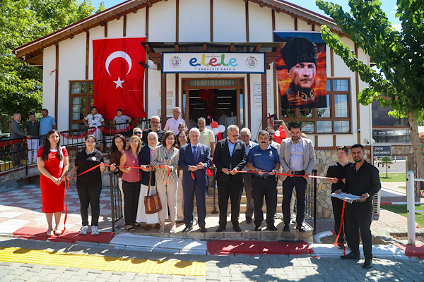 Uşak’ta El Ele Kafe hizmete açıldı<