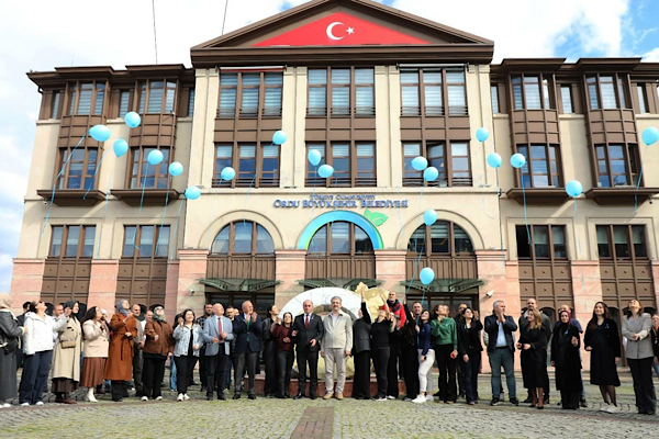 Ordu’da otizm farkındalığı için mavi balonlar gökyüzüne bırakıldı