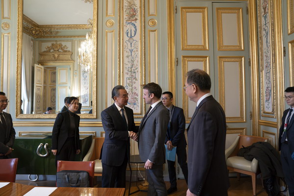 Fransa Cumhurbaşkanı Macron, Çin Dışişleri Bakanı Wang Yi'yi kabul etti