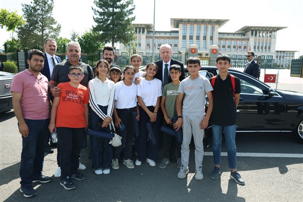 Cumhurbaşkanı Erdoğan, Adıyaman'dan gelen çocuklarla bir araya geldi