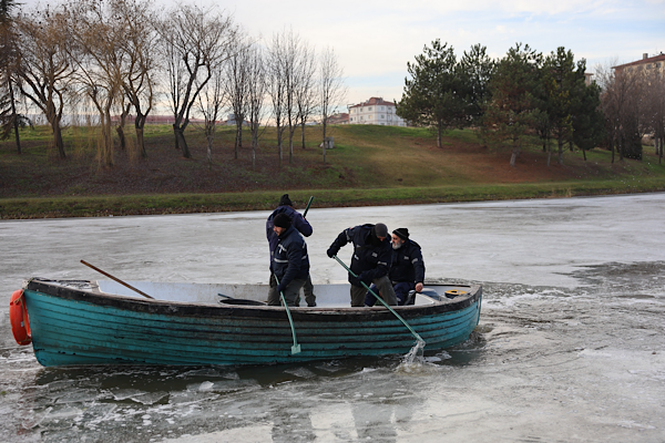 Porsuk Çayı ve göletler buz tuttu<