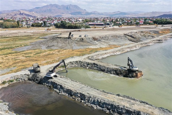 Van Gölü’nde dip çamuru temizliği devam ediyor<