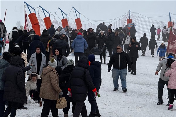 Yerli ve yabancı turistler, Uludağ’ı ziyaret ediyor<