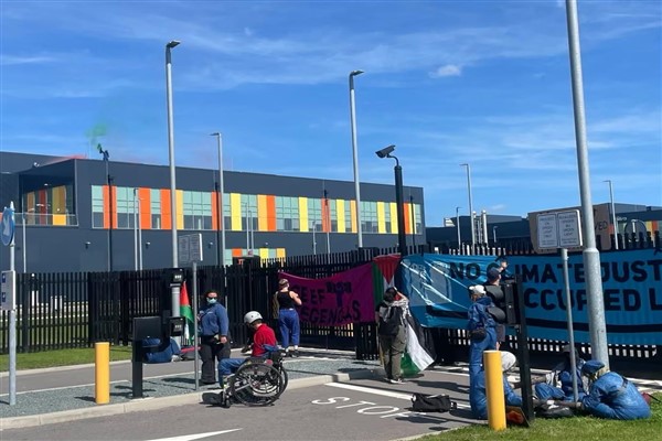 Hollanda'da, İsrail askeri verilerini depolayan Microsoft sitesinin çatısında protesto<