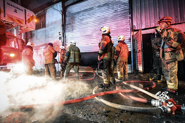Buca’da mobilya atölyesinde yangın<