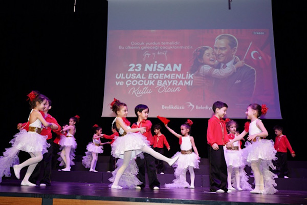 Beylikdüzü’nde 23 Nisan kutlamaları çocukların gösterileriyle başladı<