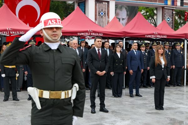 Tunceli’de 29 Ekim Cumhuriyet Bayramı için çelenk sunma töreni düzenlendi<