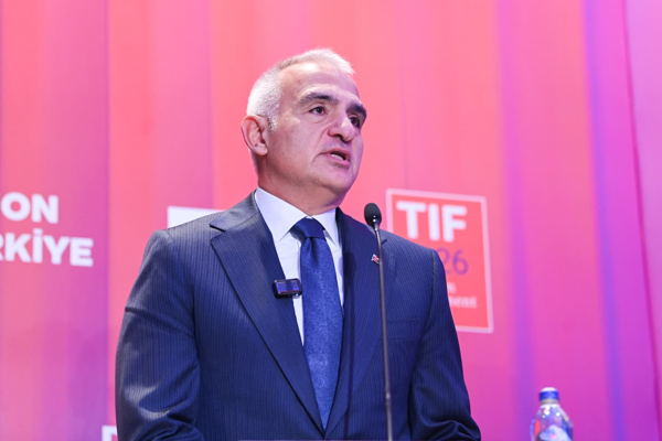Bakan Ersoy, sanatçı Sinan Akçıl ile bir araya geldi 