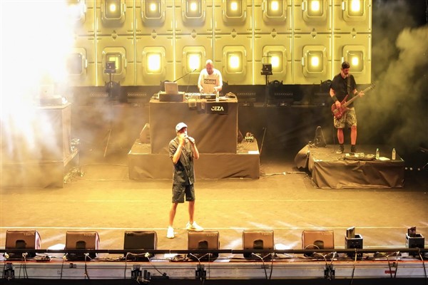 Ceza, İzmir'de Çim Konserleri serisinde sahne aldı