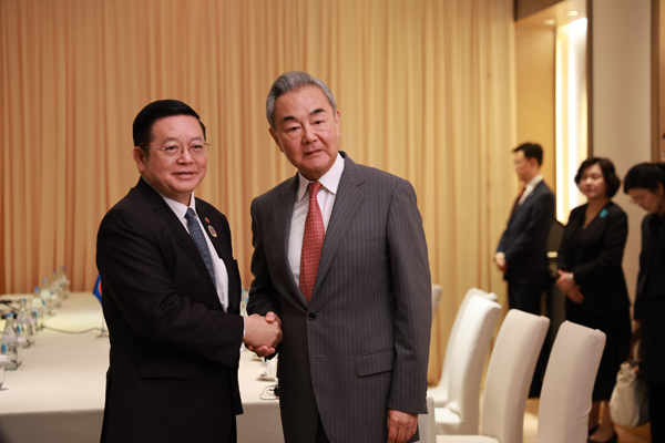 Wang Yi, ASEAN Genel Sekreteri Kao Kim Hourn ile görüştü<