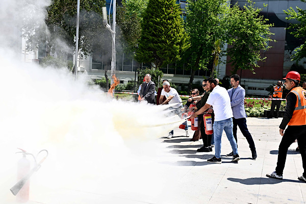 Muratpaşa’da uygulamalı yangın tatbikatı gerçekleştirildi<