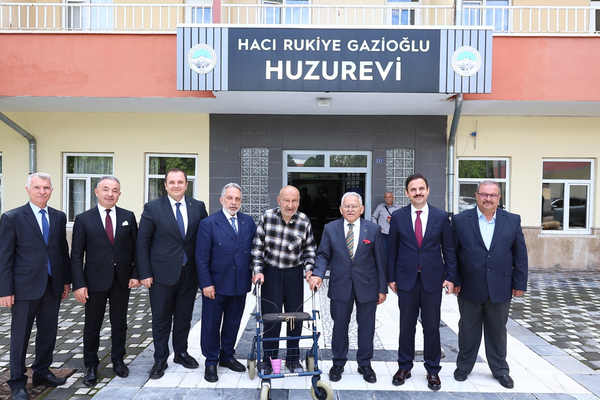Huzurevinde bayram sevinci: Gençlerden yaşlılara ziyaret