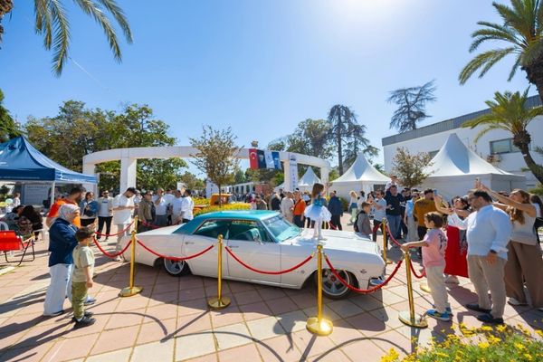 İzmir klasik otomobil sergisi ziyaretçilerden ilgi gördü
