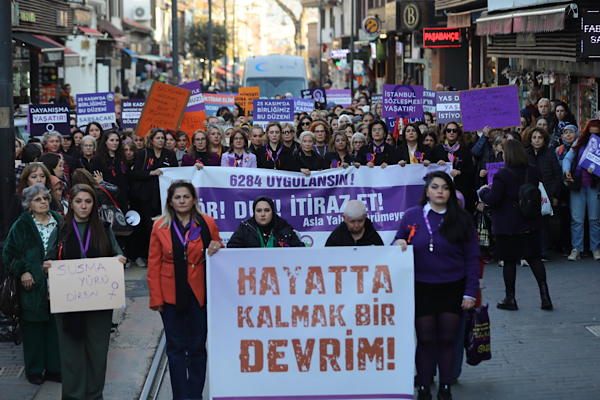 Bursa’da kadınlar şiddetsiz bir dünya için yürüdü<