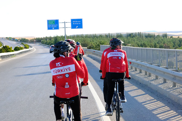 Görme engelli bisikletçiler, 15 Temmuz için Konya'dan Ankara'ya pedal çevirdi<