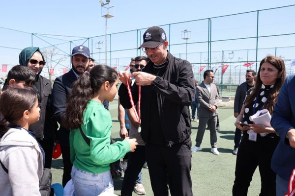 Eyyübiye’de 23 Nisan futbol turnuvasında ödüller sahiplerini buldu<