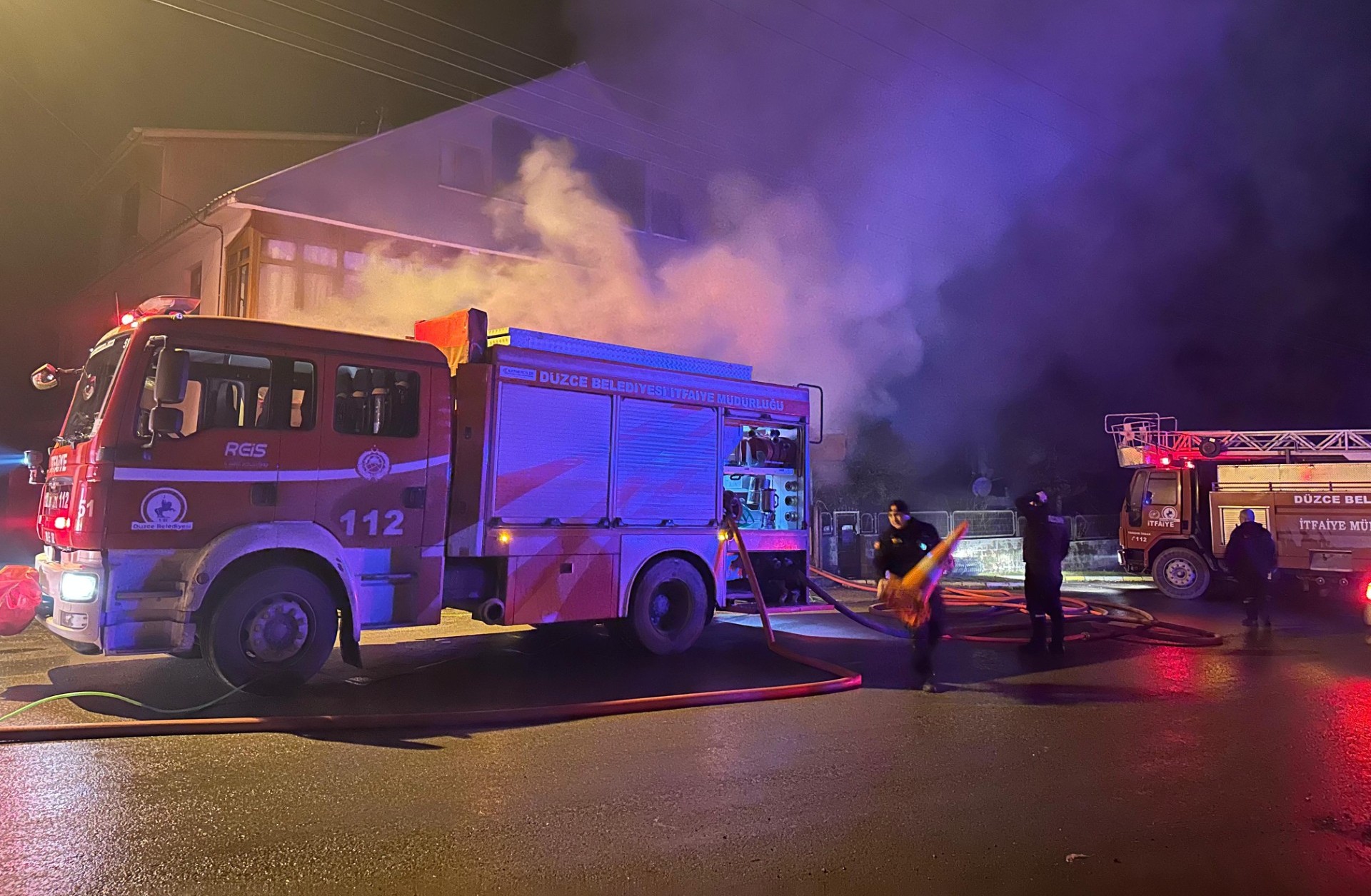 Düzce'de iş yeri yangınına itfaiye müdahale etti