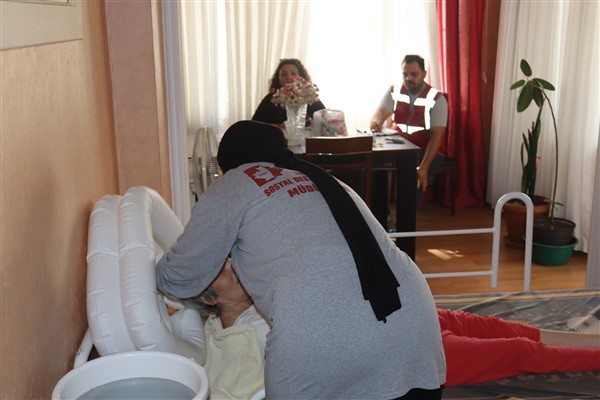 İzmit Belediyesi evde temizlik hizmetini sürdürüyor<
