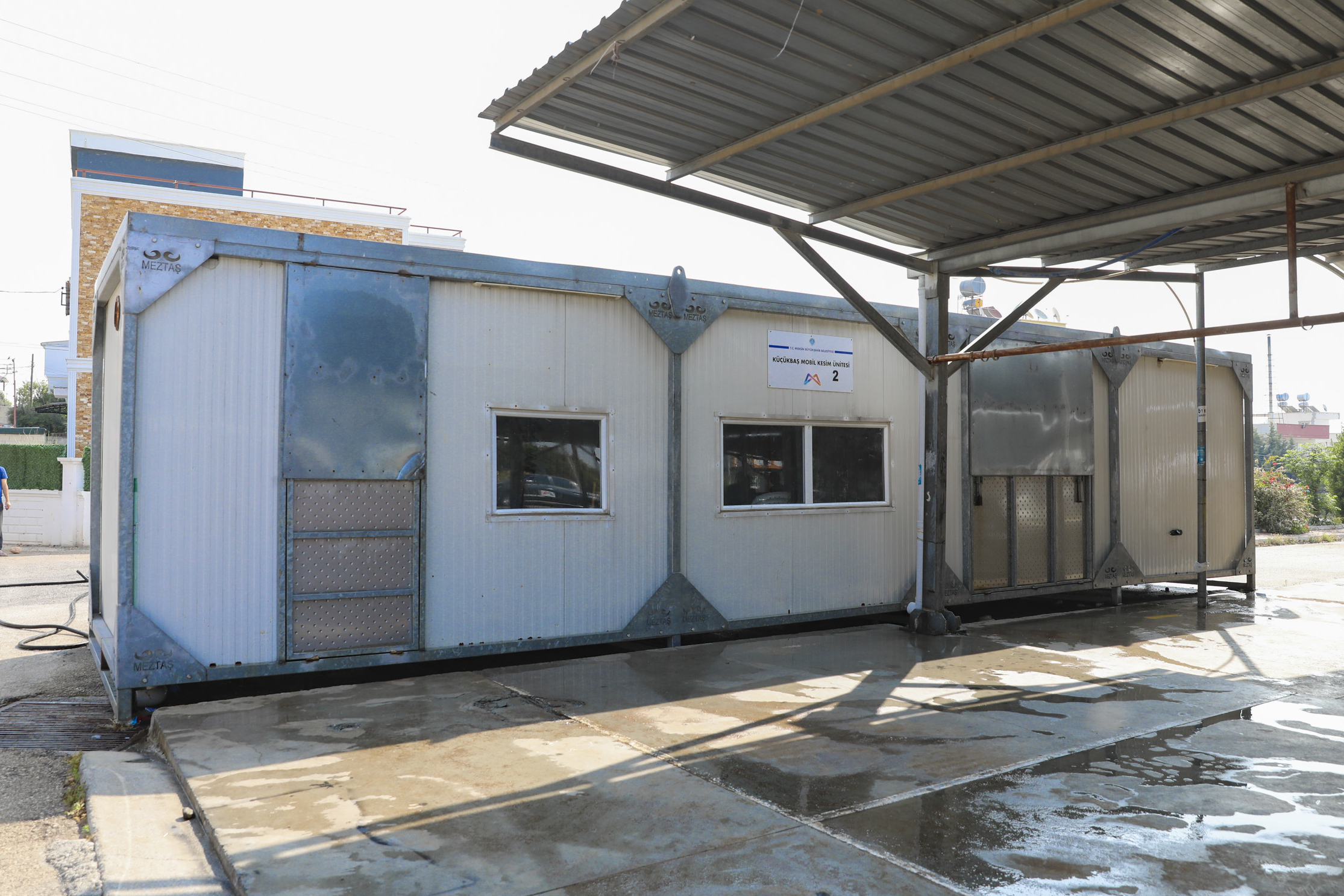 Mersin Büyükşehir Belediyesi'nden kurban kesim alanlarında temizlik çalışması<