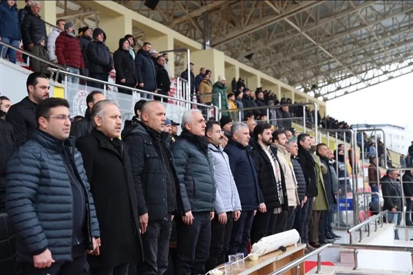 Muş Valisi Çakır, Muşspor - Silifke Belediyespor karşılaşmasını izledi<