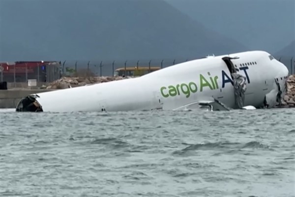 Hong Kong'da Türk kargo uçağı pistten çıkıp denize düştü: İki ölü