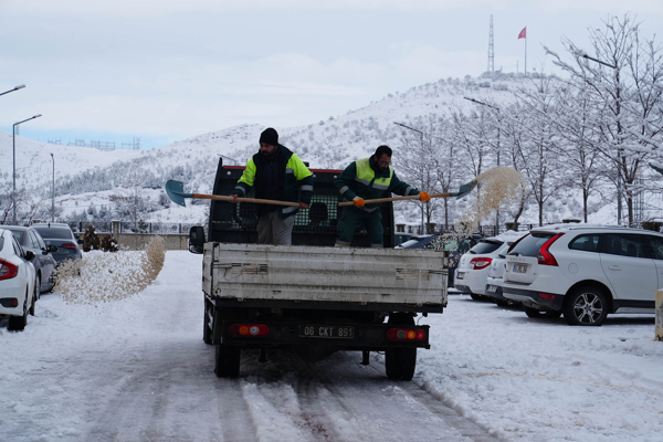 Keçiören’de kar küreme ve tuzlama seferberliği