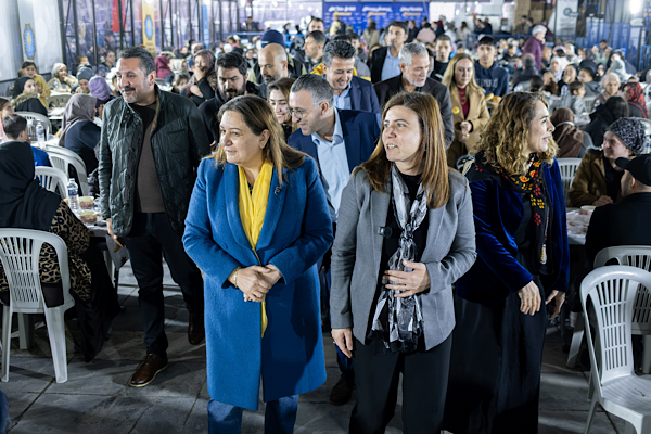  Eşbaşkan Bucak vatandaşlarla iftar yaptı<