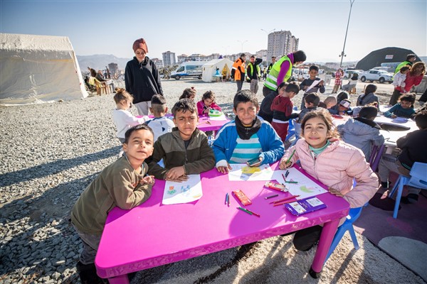 Hatay'da depremzede çocukların yüzleri Masal Evi ile gülüyor