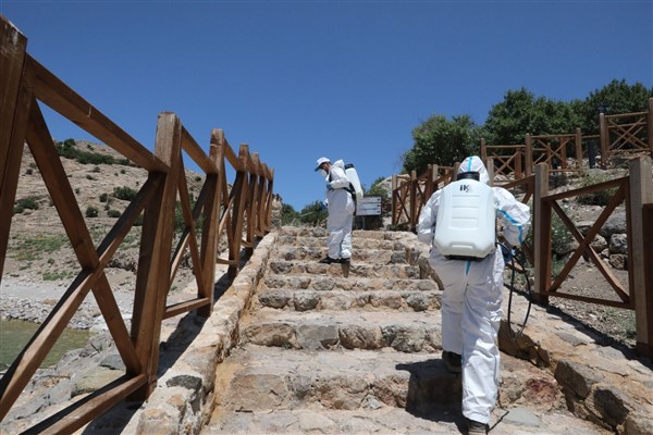Van'da tarihi ve turistik yerler ilaçlanıyor<