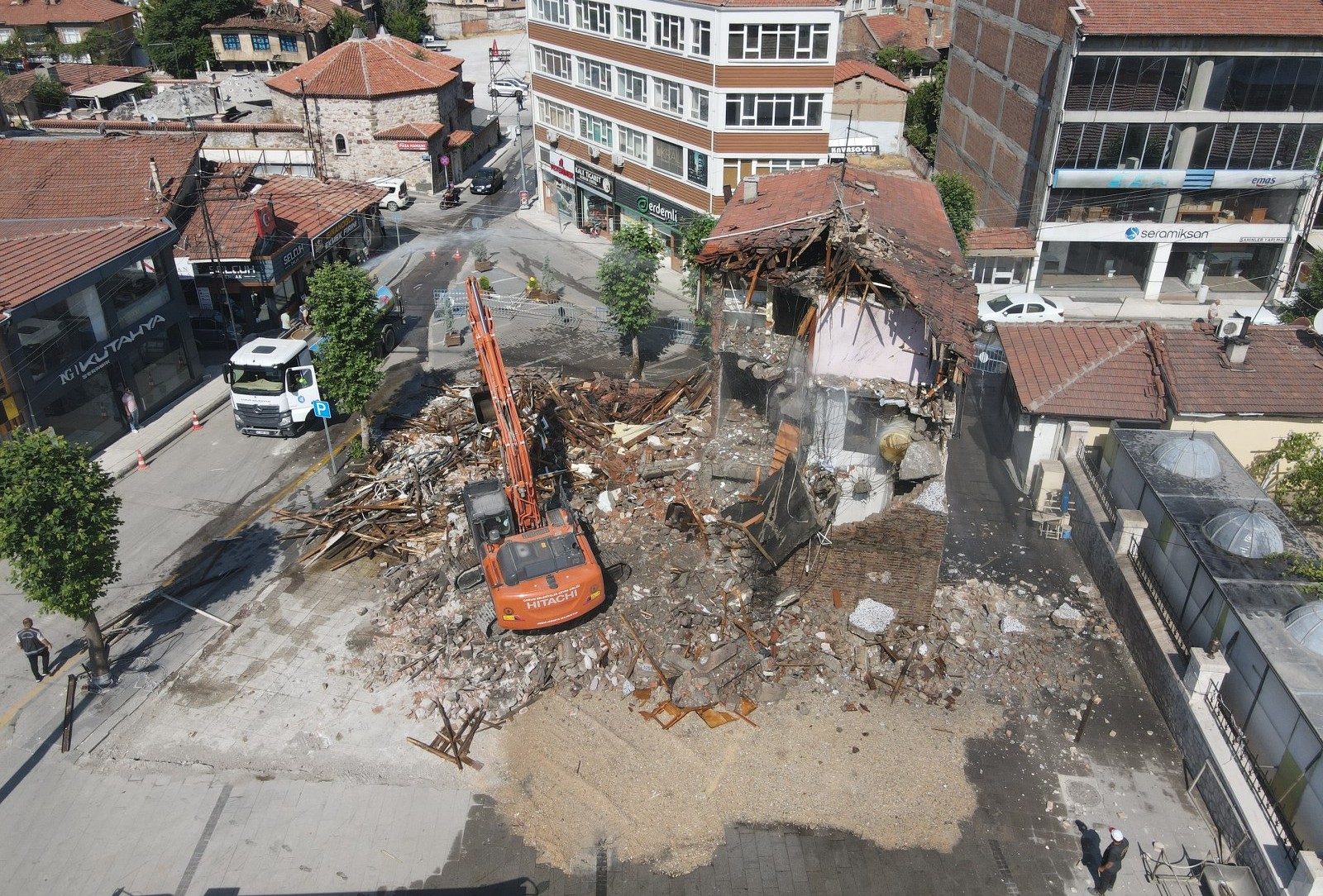 Çorum'da Tarihi Şehir Meydanı içerisindeki son binalar da yıkıldı<