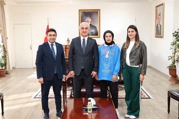 Vali Çakır, sporcuları makamında ağırladı 