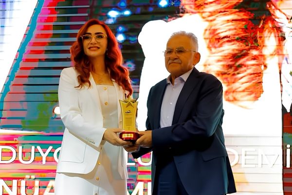 Başkan Büyükkılıç’a Erciyes Medya Ödülleri’nde teşekkür plaketi<