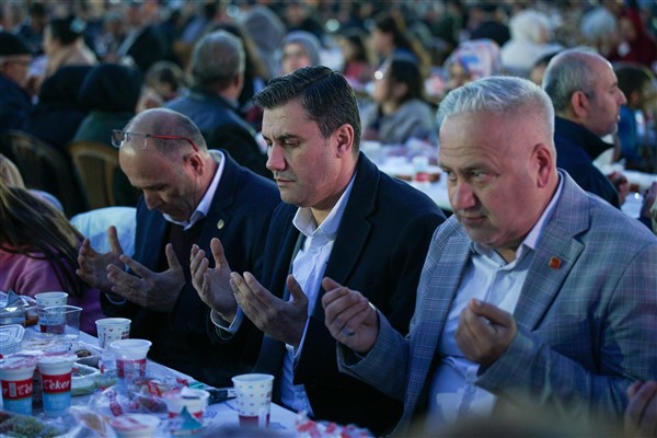 Başkan Zeyrek, Ahmetli’de vatandaşlarla iftar sofrasında buluştu