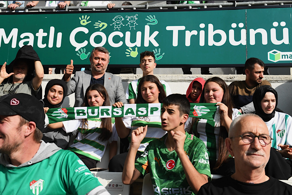 Osmangazili çocuklar tribünde Bursaspor maçı izledi<