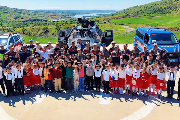 Batman’da öğrenciler, jandarma karakolunda fidan dikti<