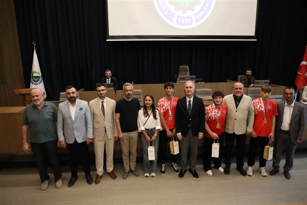 İnegöl’ün başarılı gençleri, mecliste onure edildi <