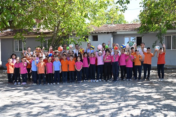 Manisa Büyükşehir Belediyesi öğrencilere spor malzemesi desteğine başladı