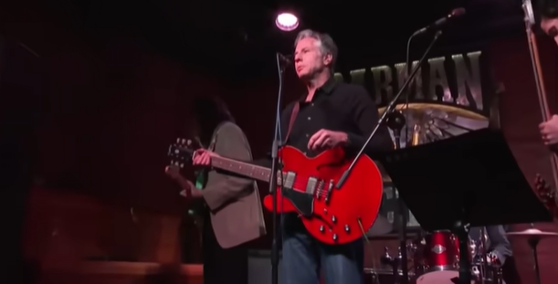 Antony Blinken'in Kiev'deki barda sergilediği rock performansı Ukrayna'yı ikiye böldü