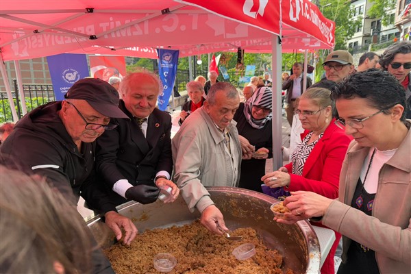 Kapanca Sokak Festivalinde İzmitlilere un helvası ikram edildi
