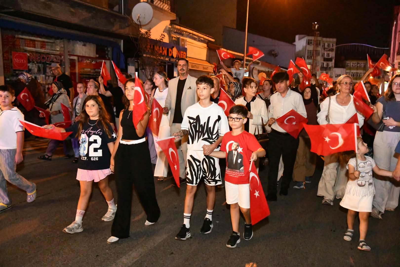 Keşan’da 30 Ağustos Zafer Bayramı fener alayı ve konserle kutlandı<
