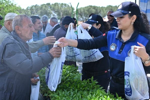 Manisa Büyükşehir Belediyesi Salihli’de 34 bin sebze fidesi dağıttı<