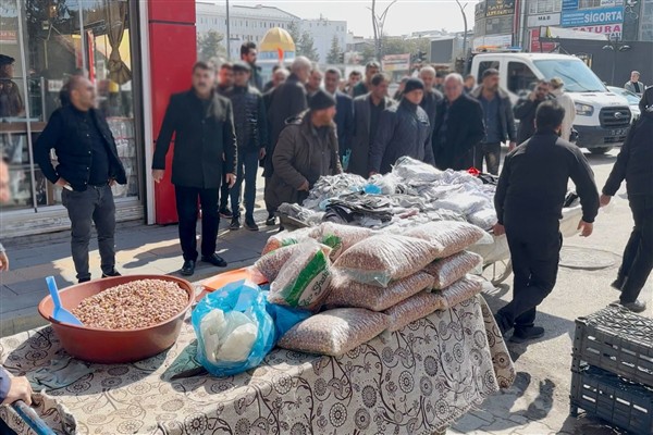 Van Büyükşehir Belediyesi Zabıtasından seyyar satıcı çalışması